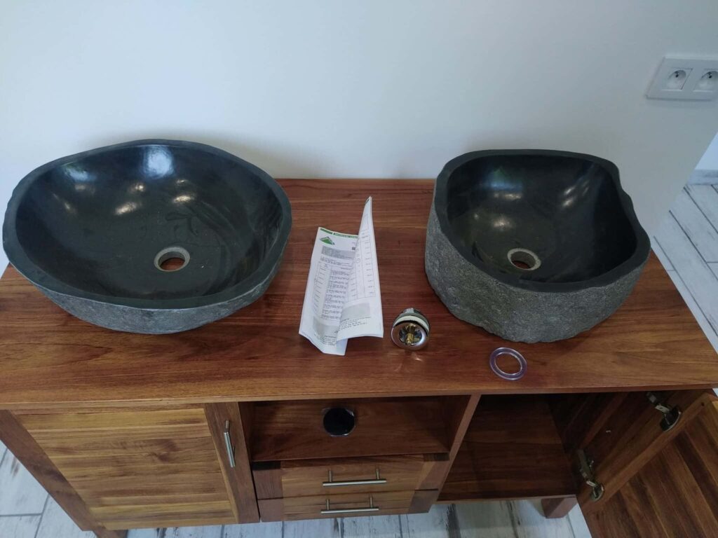 Double vasque en pierre naturelle sur meuble bois - realisation salle de bain Amiens