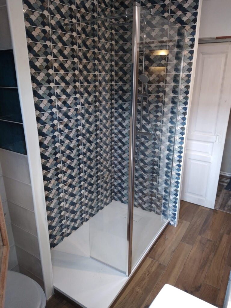 Cabine de douche avec carrelage a motifs geometriques bleus Amiens