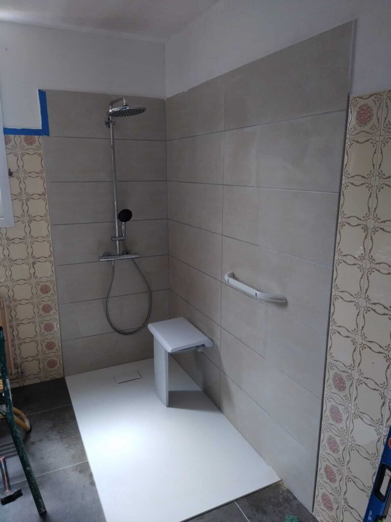 Amenagement PMR avec receveur extra plat et colonne de douche Amiens