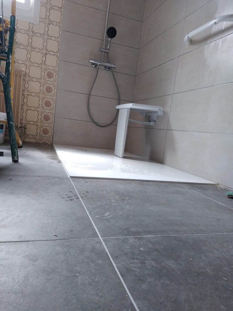 Siege rabattable dans douche accessible pour personne a mobilite reduite Amiens