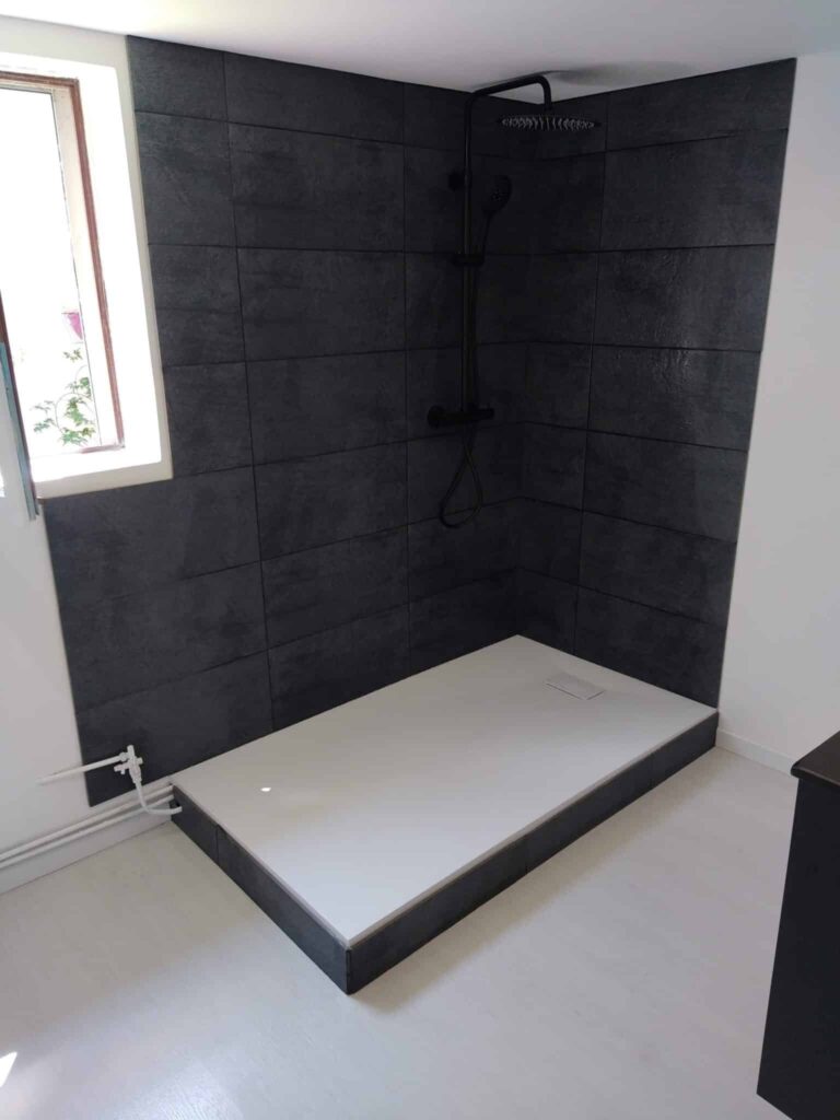 Douche a l italienne avec carrelage et robinetterie noirs Amiens