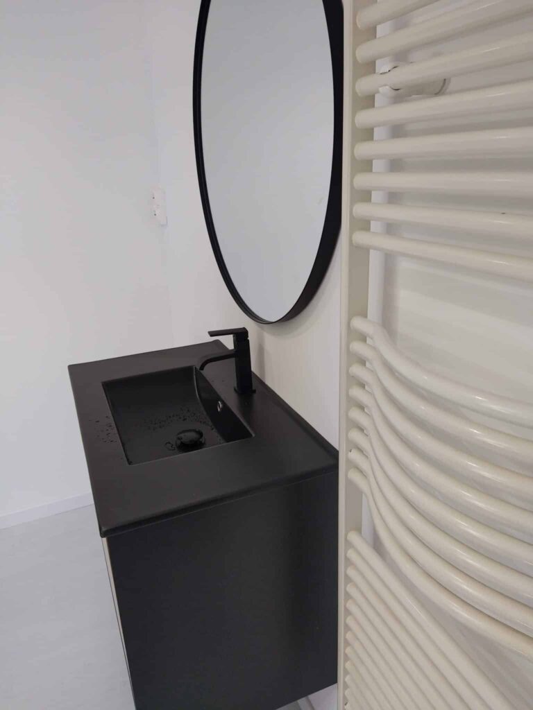 Vue d ensemble douche moderne avec carrelage noir mat Amiens