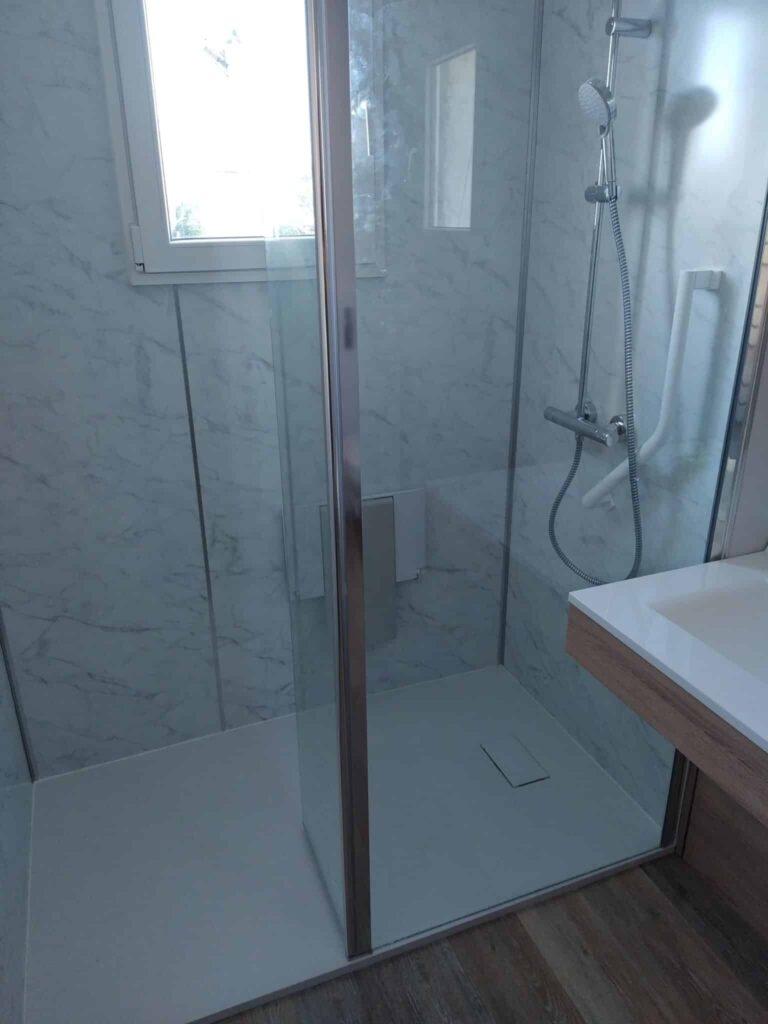 Seche serviettes blanc dans salle de bain carrelage marbre Amiens