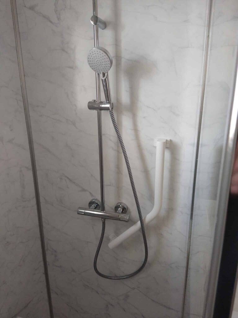 Niche de rangement dans douche a l italienne carrelage marbre Amiens