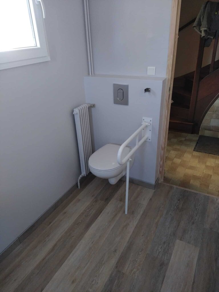 Robinetterie de douche chromee dans salle de bain marbre Amiens