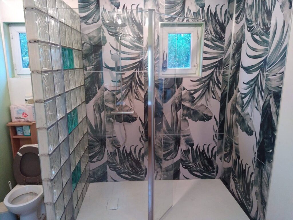 Douche avec carrelage motif tropical et briques de verre Amiens