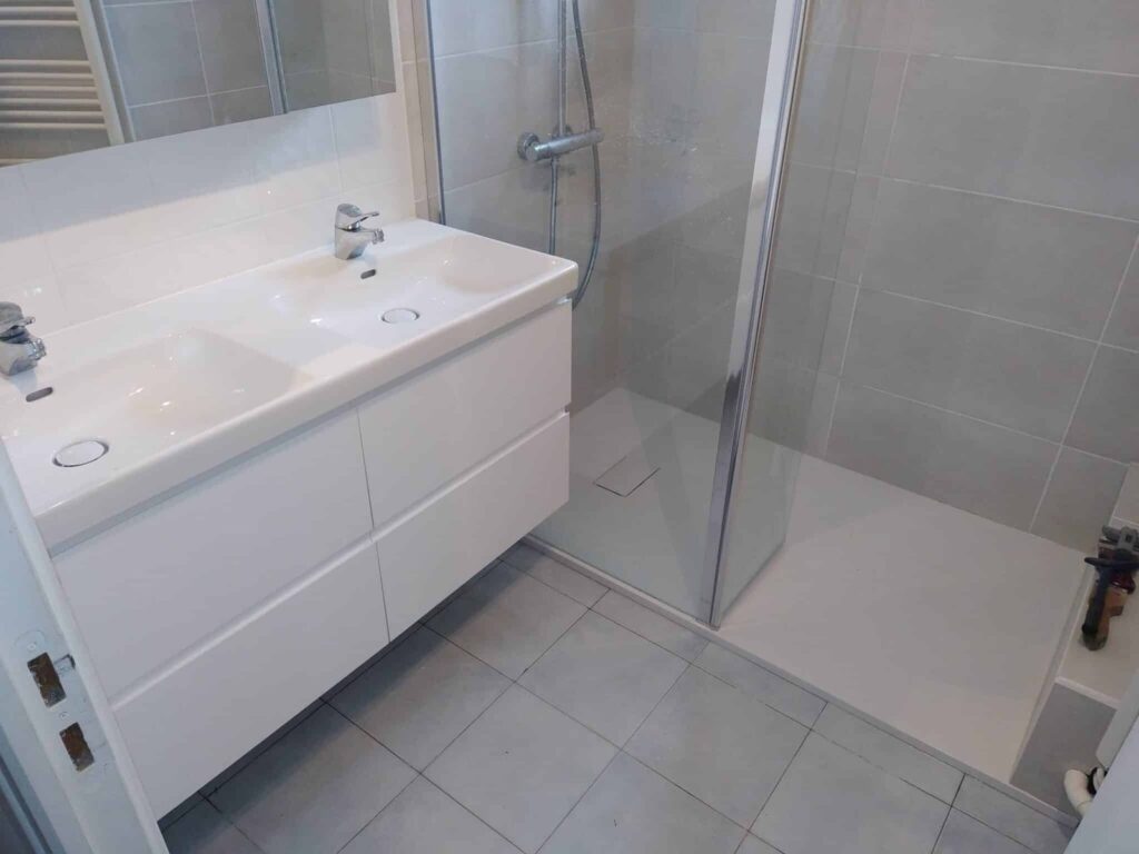 Meuble vasque blanc dans salle de bain carrelage clair Amiens