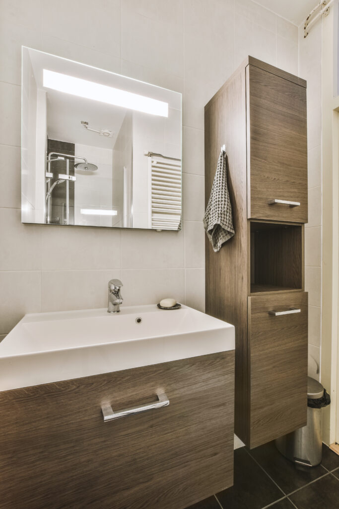 Interieur de salle de bain contemporaine et lumineuse