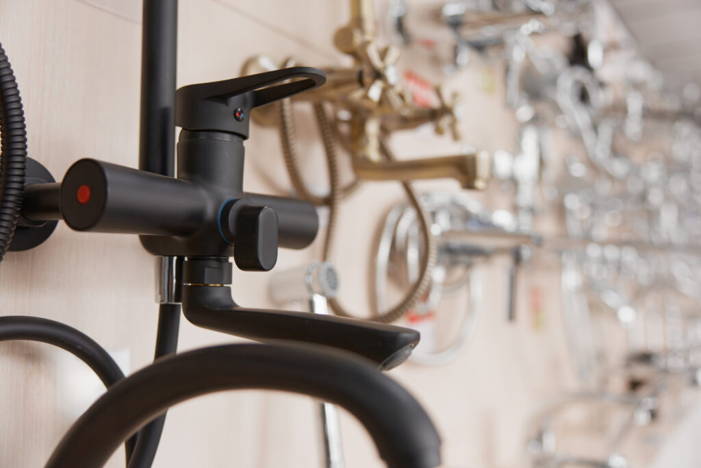 Robinet mitigeur noir chrome moderne sur lavabo