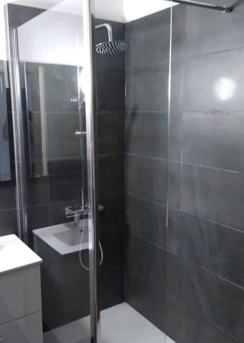 Douche italienne avec carrelage gris anthracite et meuble vasque blanc Amiens