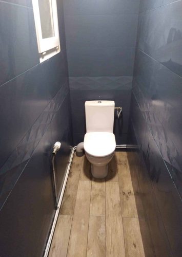 Renovation WC avec carrelage mural bleu et sol imitation bois Amiens